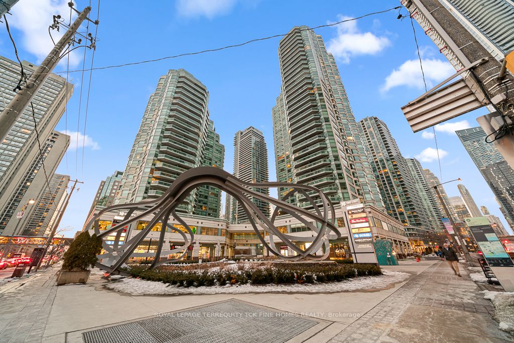 2604-10 Yonge Street, Toronto, ON, M5E 1R4
