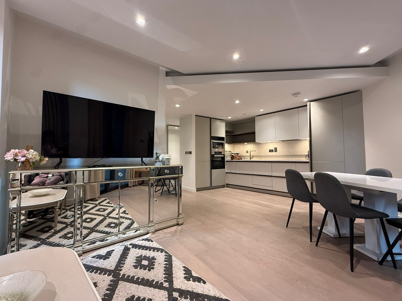 2 Bed Flat, Westmark Tower, W2, N1 7GU