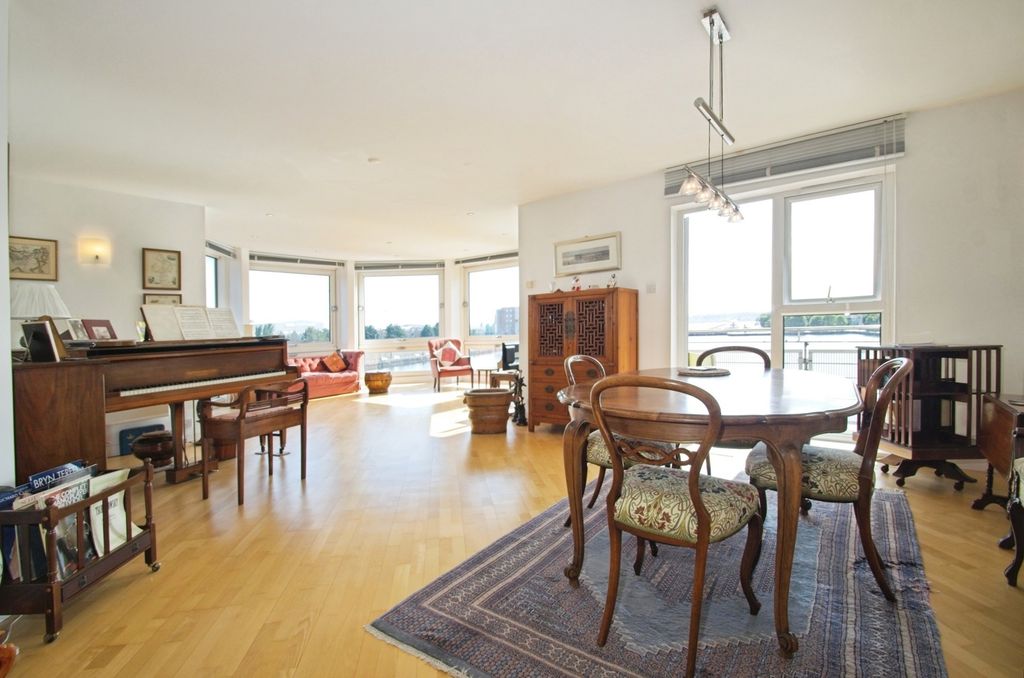 3 bed flat for saleAdventurers Quay, Cardiff CF10