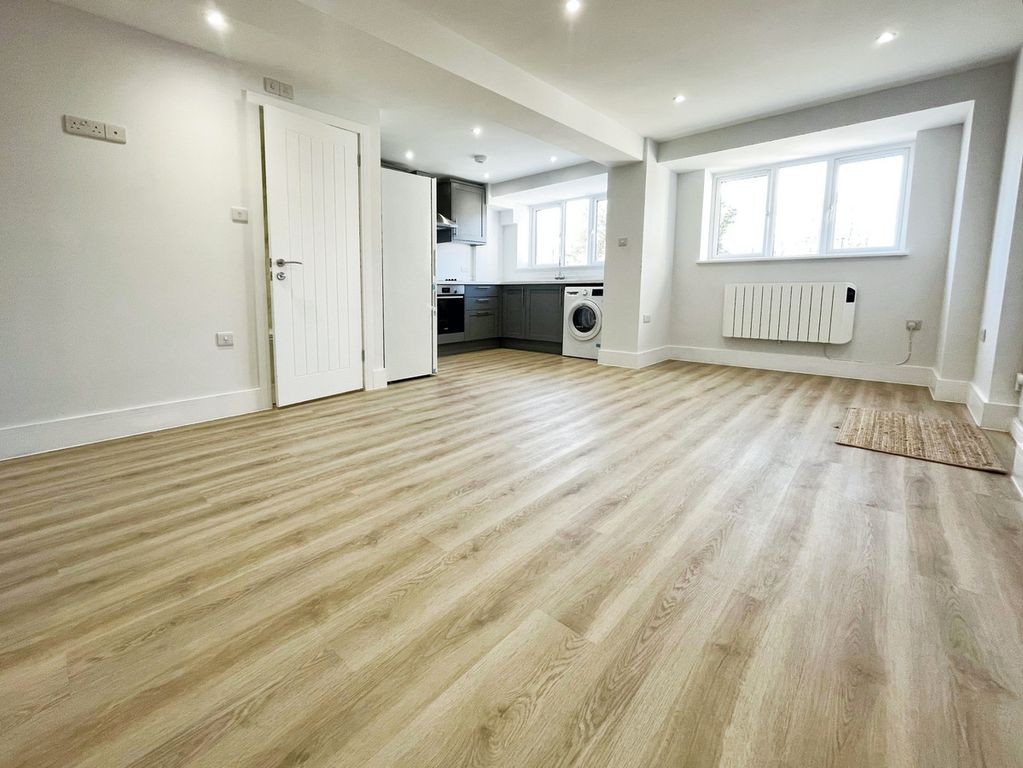 Additional image 4 of 2 bed flat for sale1 Woodstock Road East, Begbroke OX5