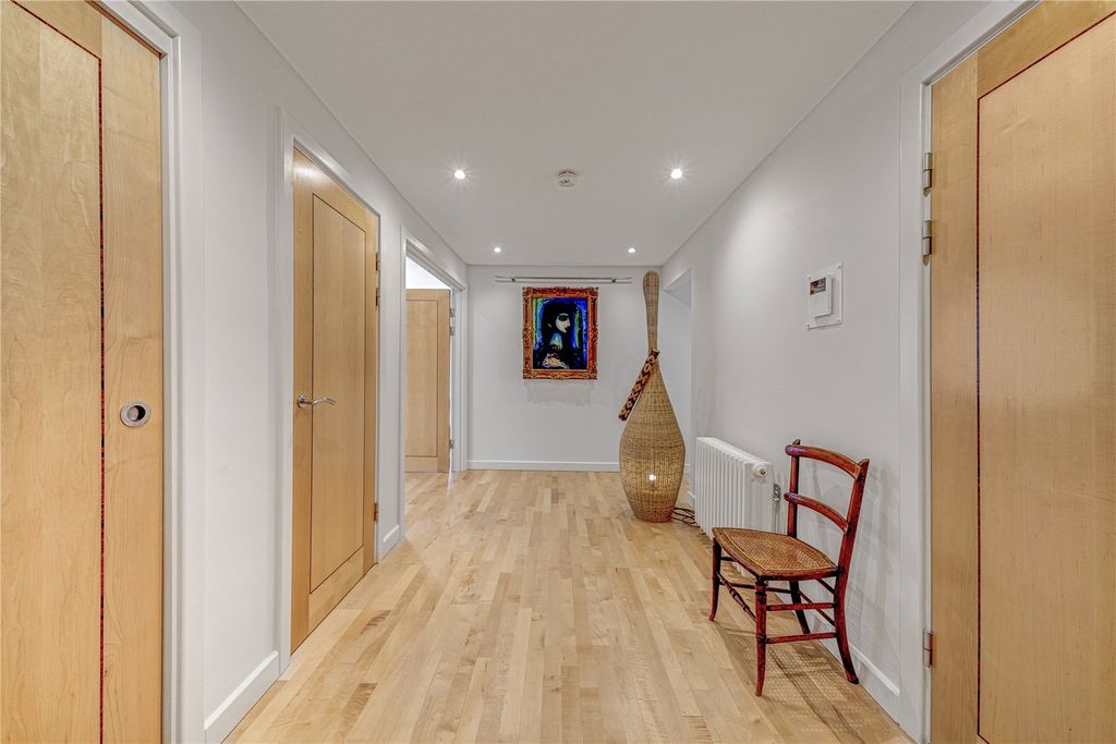 3 bed flat for salePetersham Road, Richmond, Surrey TW10 photo 5