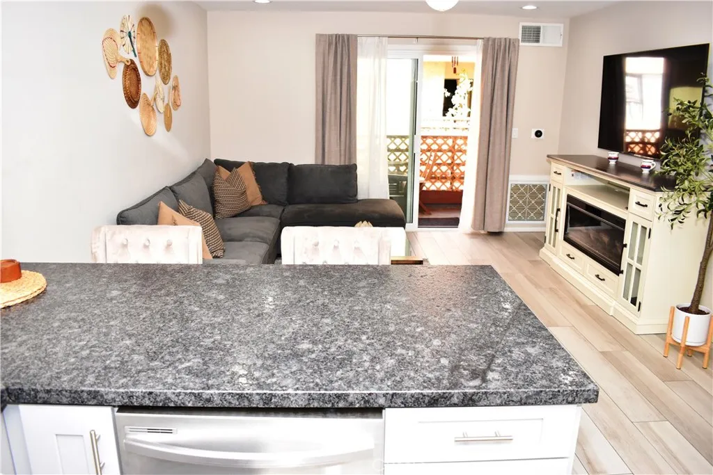 Additional image 23 of 6815 Remmet Ave Unit 213, Canoga Park, CA 91303