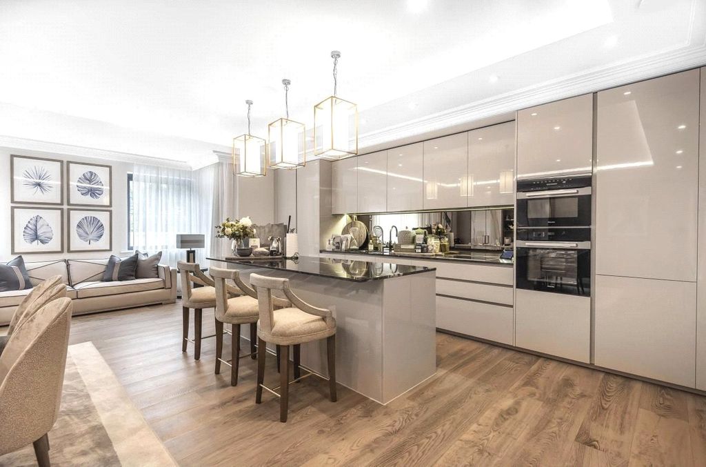 Additional image 2 of 4 bed flat for salePenn Road, Beaconsfield, Buckinghamshire HP9