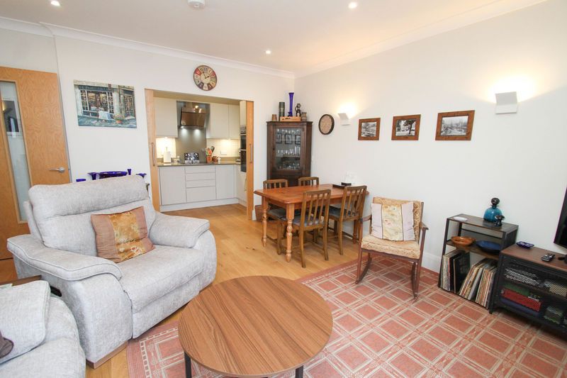 2 bed flat for saleMarine Parade, Clevedon BS21 photo 5