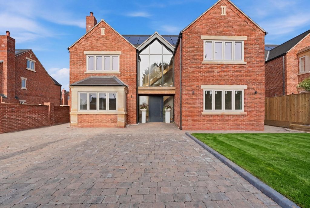 6 bed detached house for saleNicker Hill, Keyworth, Nottingham, Nottinghamshire NG12