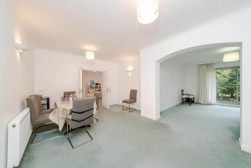 3 bed flat for salePetersham Place, Edgbaston B15 photo 3