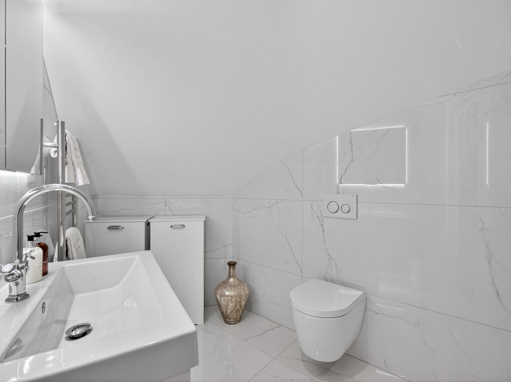 Additional image 25 of 3 bed flat for saleFriday Street Henley-On-Thames, Oxfordshire RG9