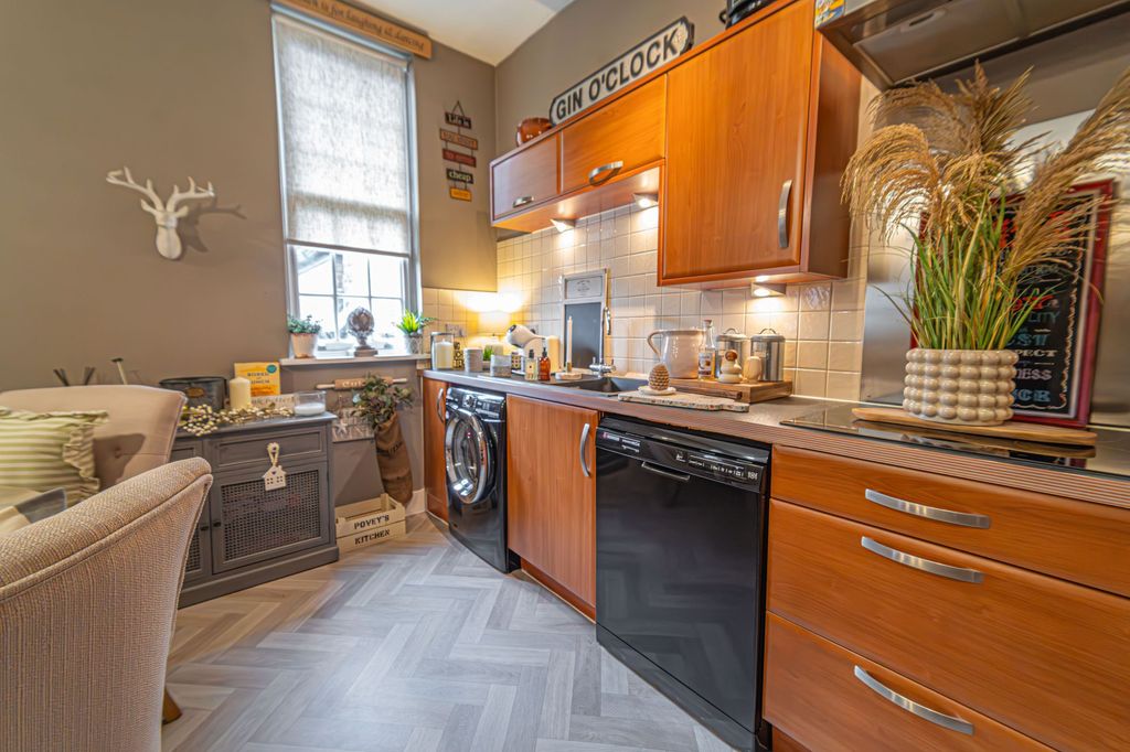 2 bed flat for saleSarno Square, Abergavenny NP7 photo 5