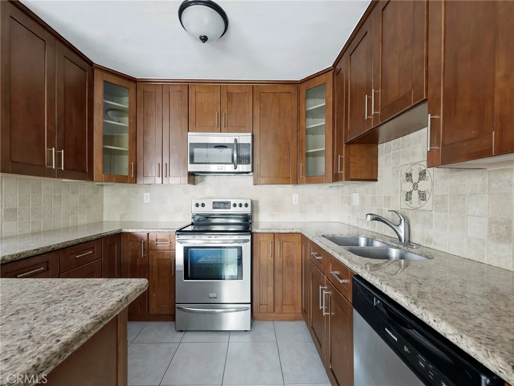 Additional image 11 of 18547 Collins Street Unit B24, Tarzana, CA 91356