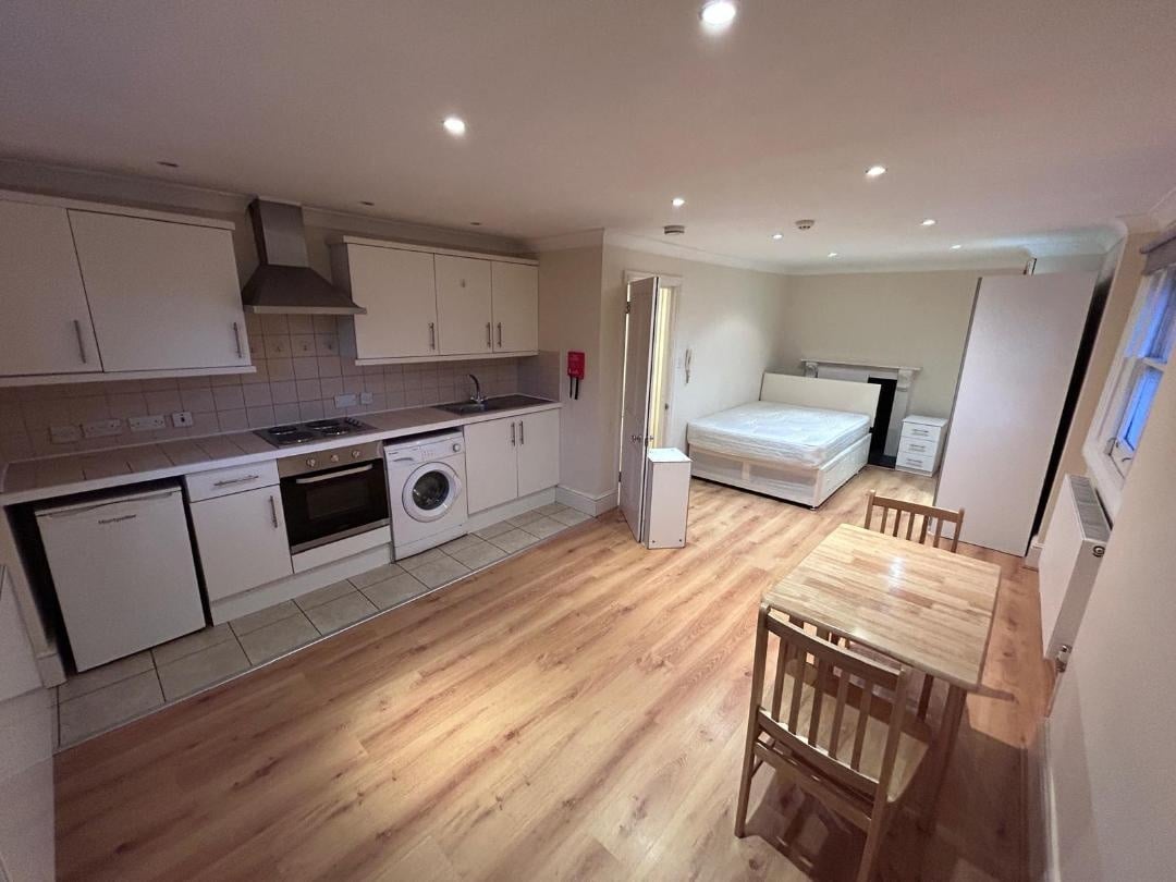 1 Bed Flat, Cambridge Street, SW1V, N1 7GU
