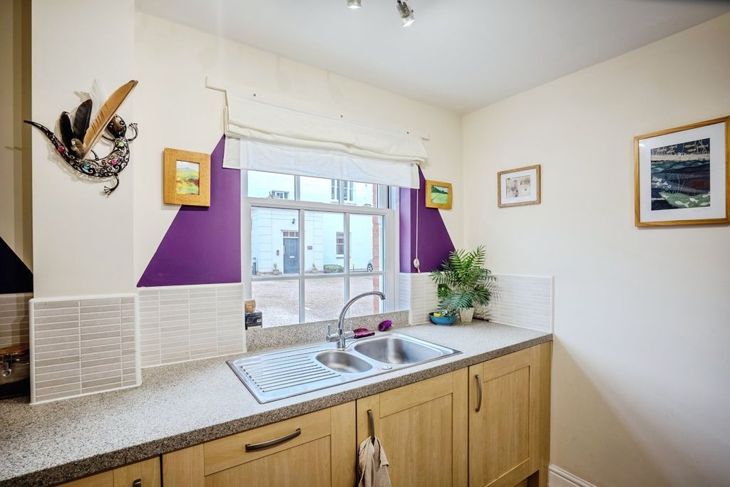 2 bed flat for saleMount Way, Chepstow NP16 photo 3
