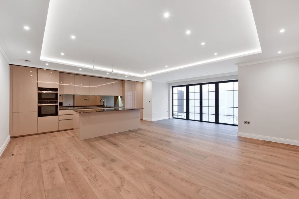 Additional image 2 of 3 bed flat for saleWellington Court, Beaconsfield HP9