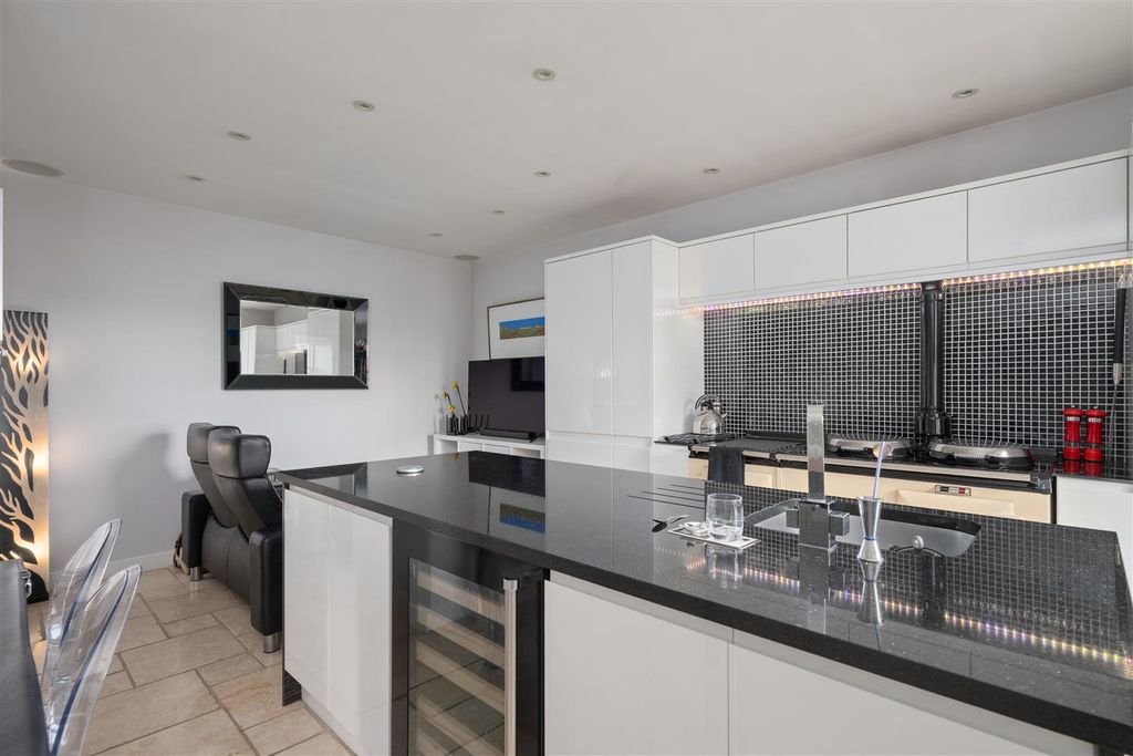 4 bed flat for saleKing James Place, Perth PH2 photo 5