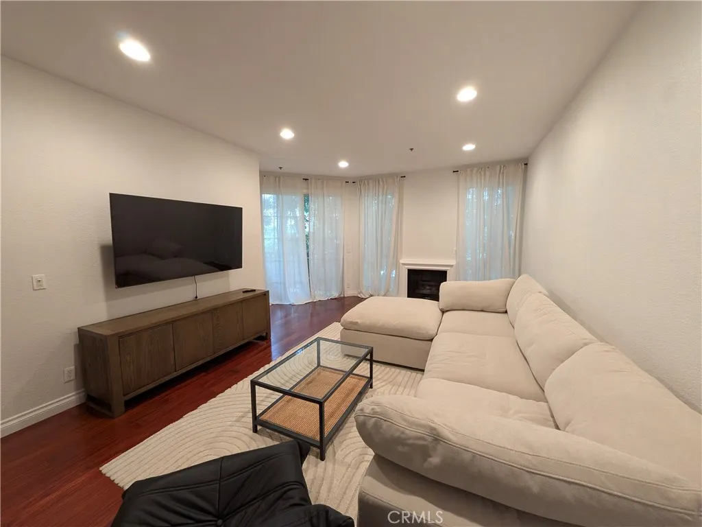 Additional image 2 of 585 N Rossmore Avenue Unit 207, Los Angeles, CA 90004