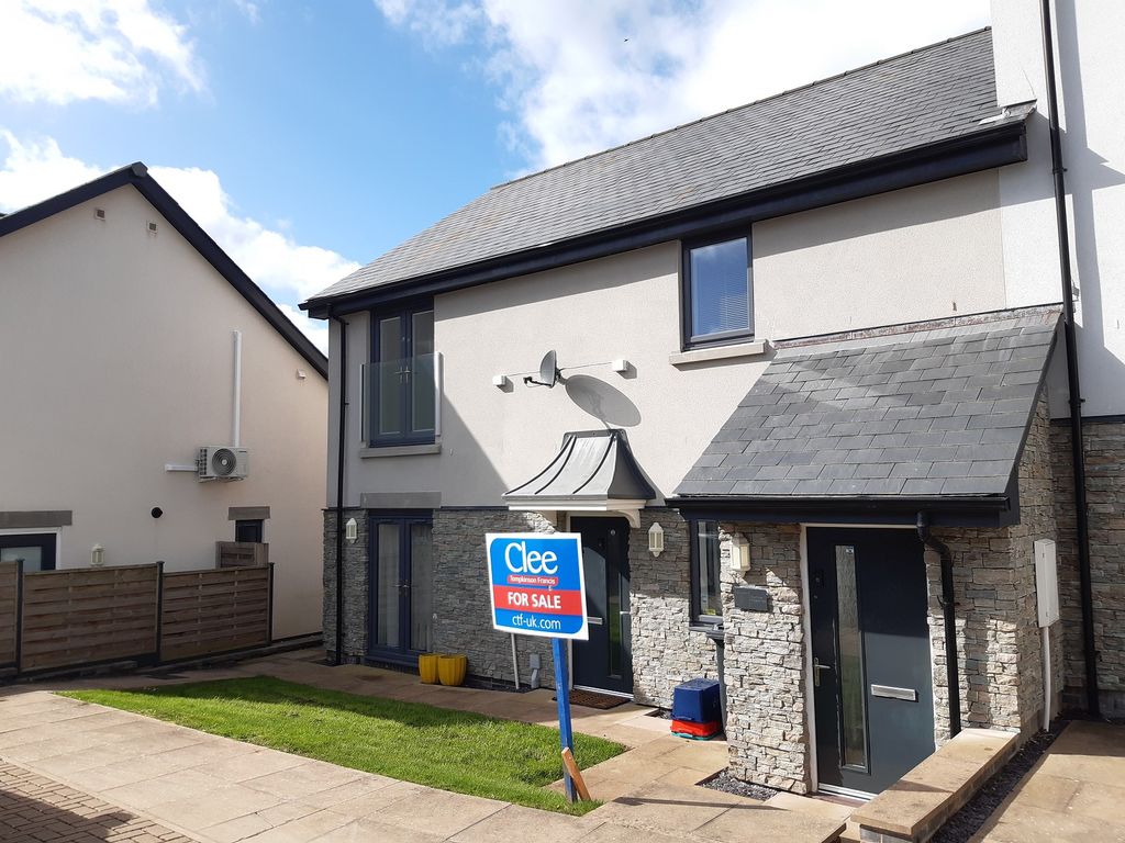 2 bed flat for saleCourt Rise, Hoggan Park, Brecon, Powys. LD3