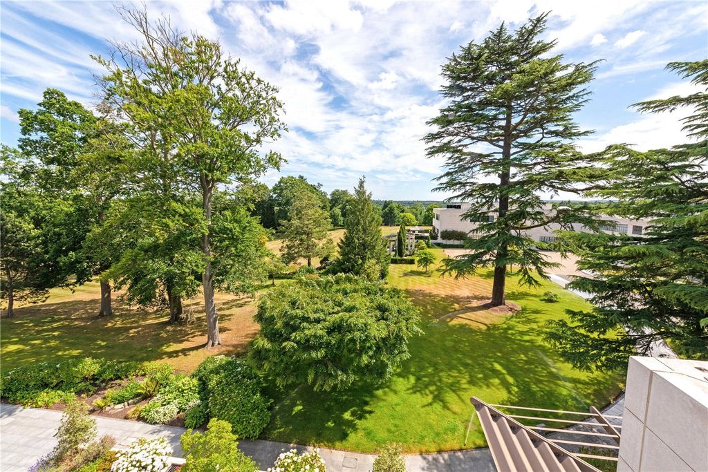 3 bed flat for saleCharters, Charters Road, Sunningdale, Ascot, Berkshire SL5 photo 3