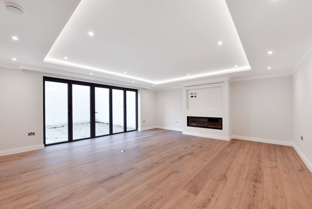 Additional image 4 of 3 bed flat for saleWellington Court, Beaconsfield HP9