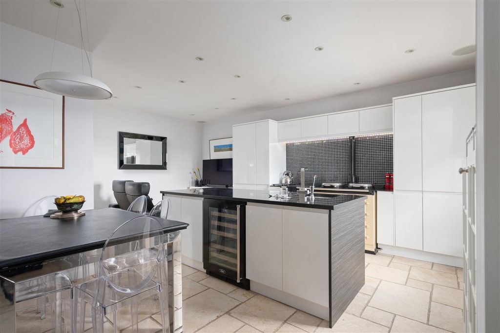 4 bed flat for saleKing James Place, Perth PH2 photo 2