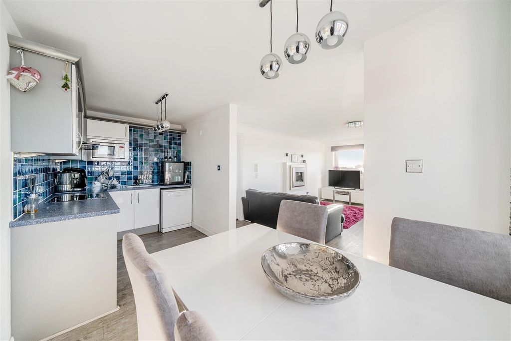 2 bed flat for salePocketts Wharf, Maritime Quarter, Swansea SA1 photo 5