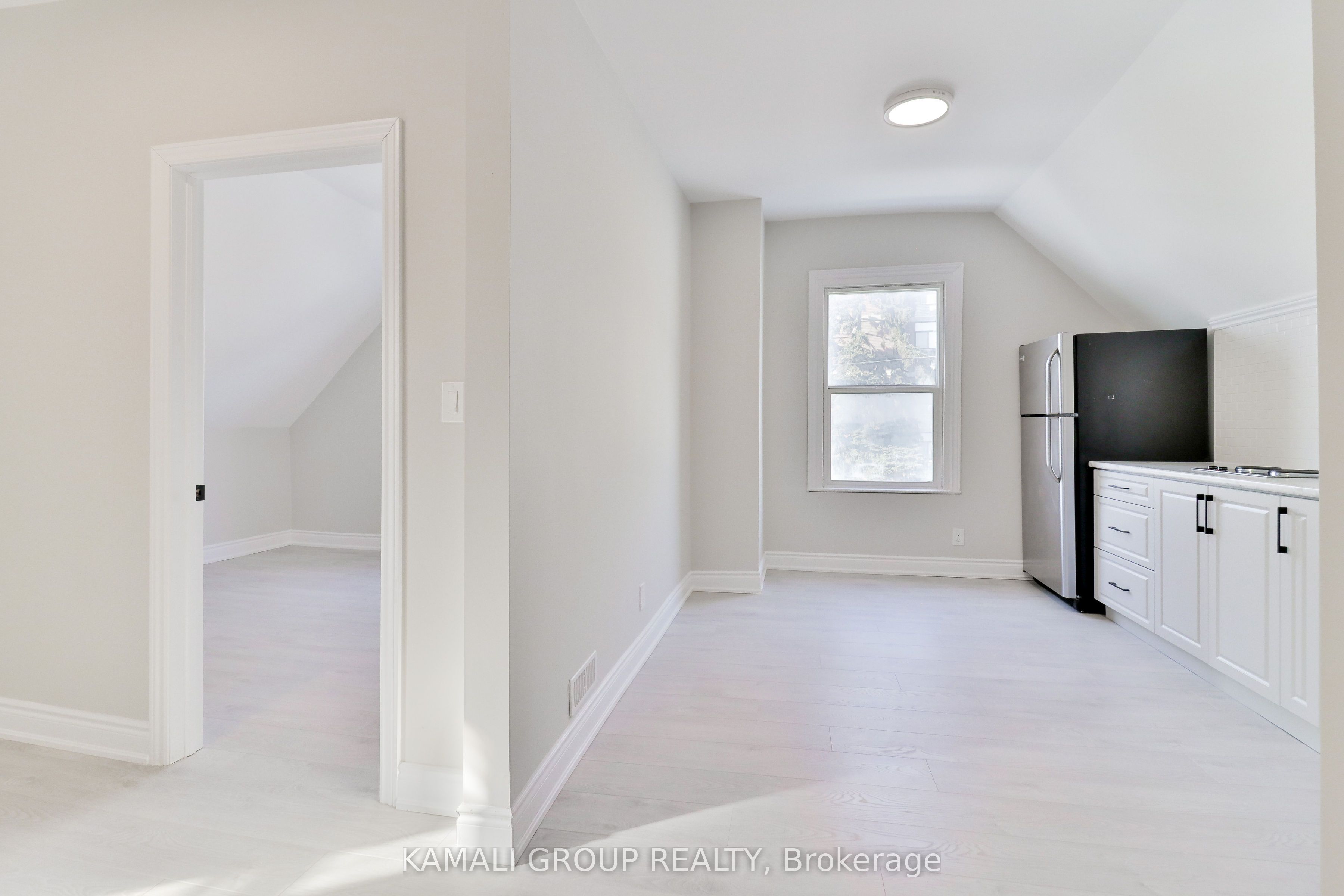 Additional image 3 of UNIT 3-93 Mcmillan Drive, Oshawa, ON, L1G 3Z7
