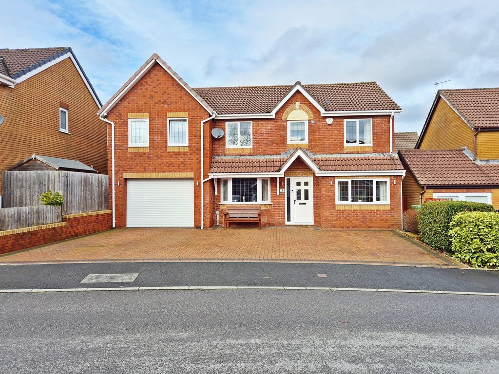 5 bed detached house for saleNewmill Gardens, Miskin, Pontyclun, Rhondda Cynon Taff. CF72