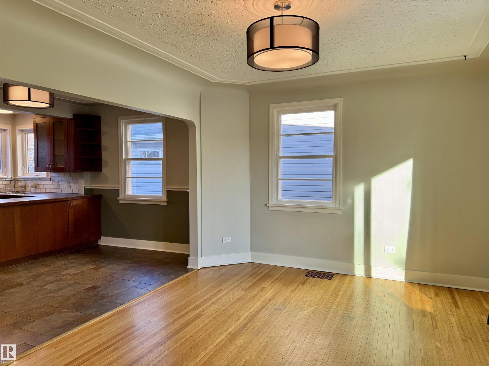 Additional image 4 of 10944 71 Avenue NW, Edmonton, AB, T6G0A1