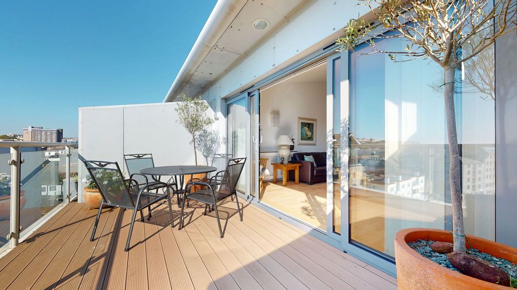 2 bed flat for saleNorth Quay, Discovery Wharf PL4