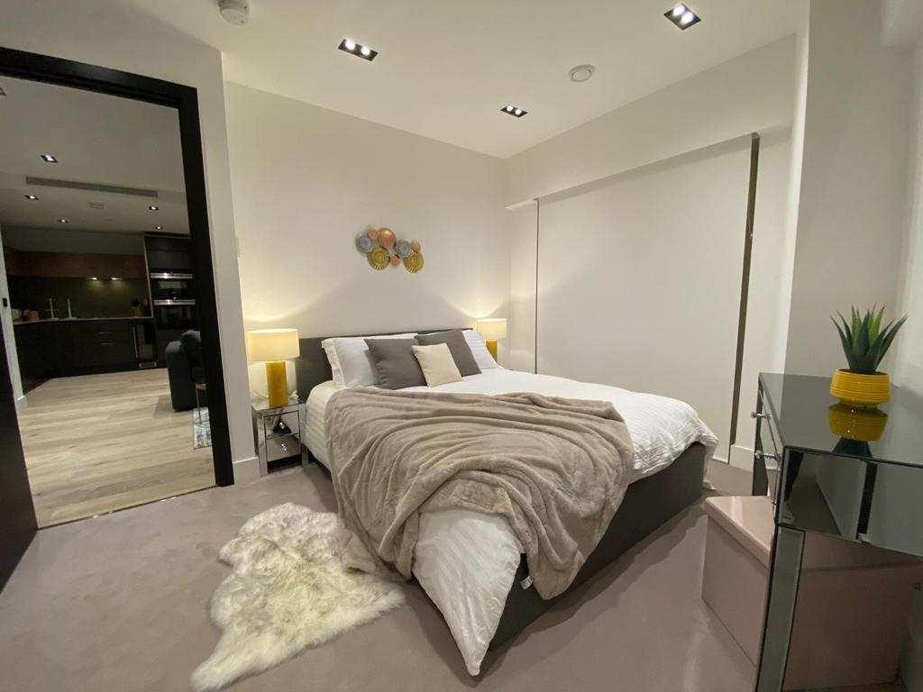 2 Bed Flat, Keybridge Tower, SW8, N1 7GU