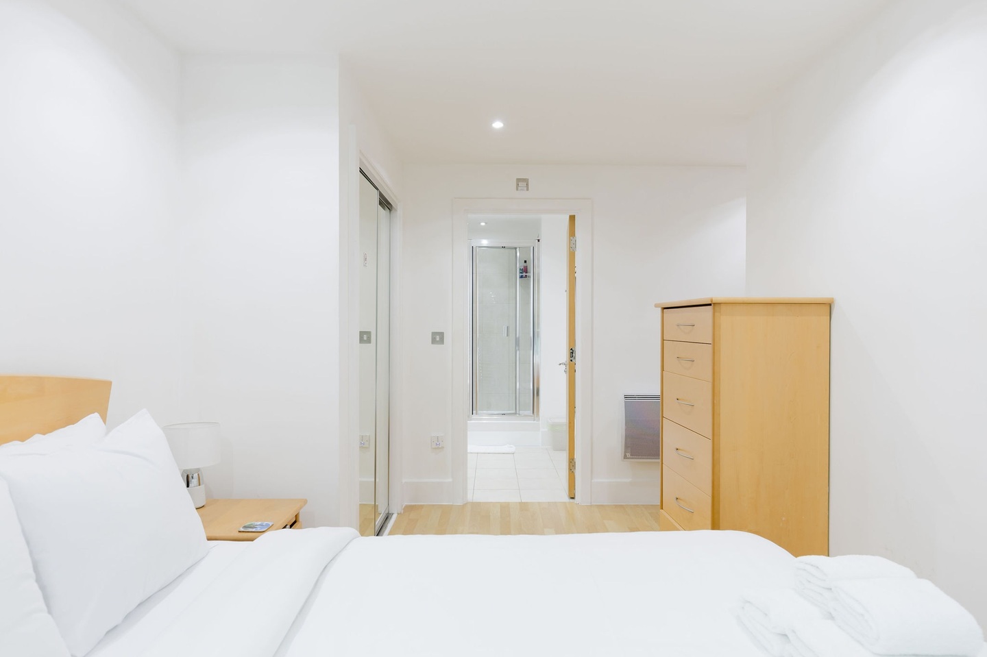 2 Bed Flat, St George Wharf, SW8, N1 7GU