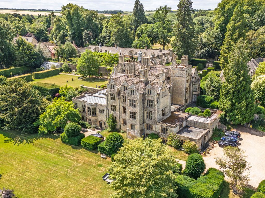 4 bed flat for saleShipton Court, High Street OX7