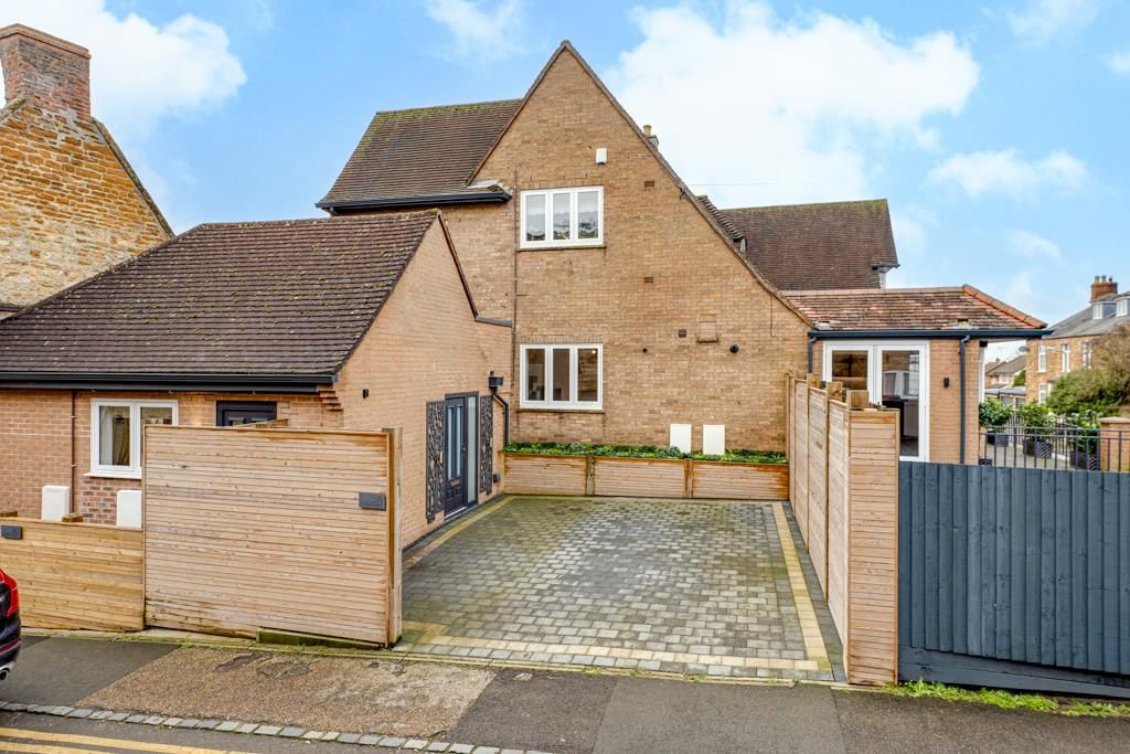 2 bed flat for saleChurch Street, Cottingham LE16