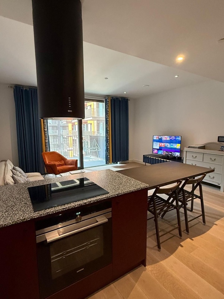 Additional image 11 of 2 Bed Flat, Viaduct Gardens, SW11, N1 7GU