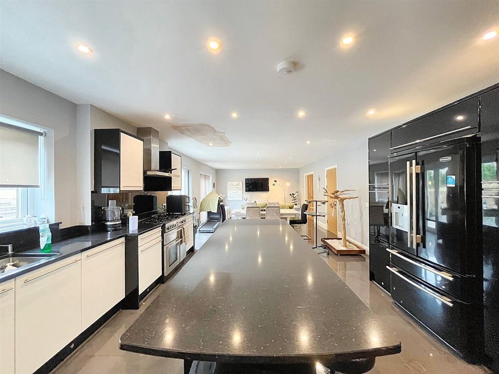 6 bed detached house for saleBlacksmiths Way, Coedkernew, Newport NP10 photo 5