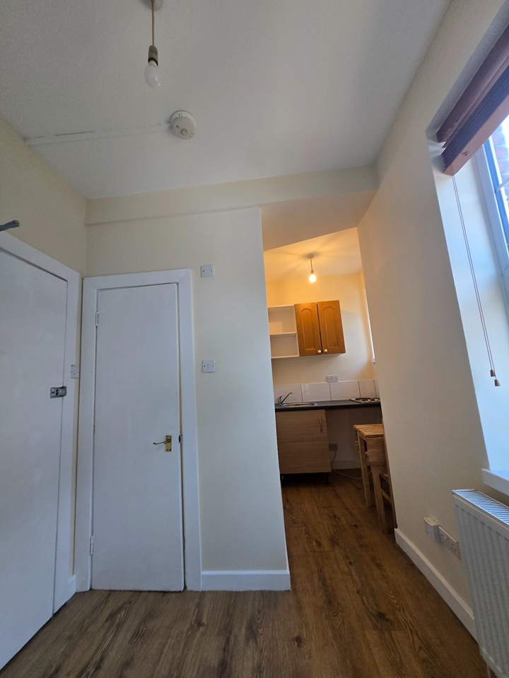 Additional image 3 of Studio Flat, Larkhall Lane, SW4, SW4 6SH