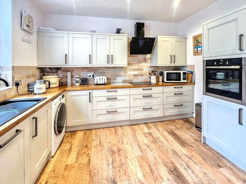2 bed flat for saleCastle Square, Morpeth NE61 photo 3