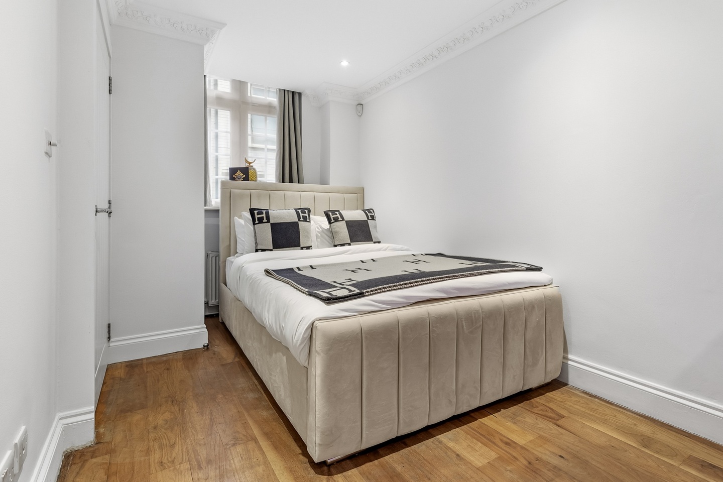 Additional image 10 of 2 Bed Flat, Ovington Mews, SW3, N1 7GU