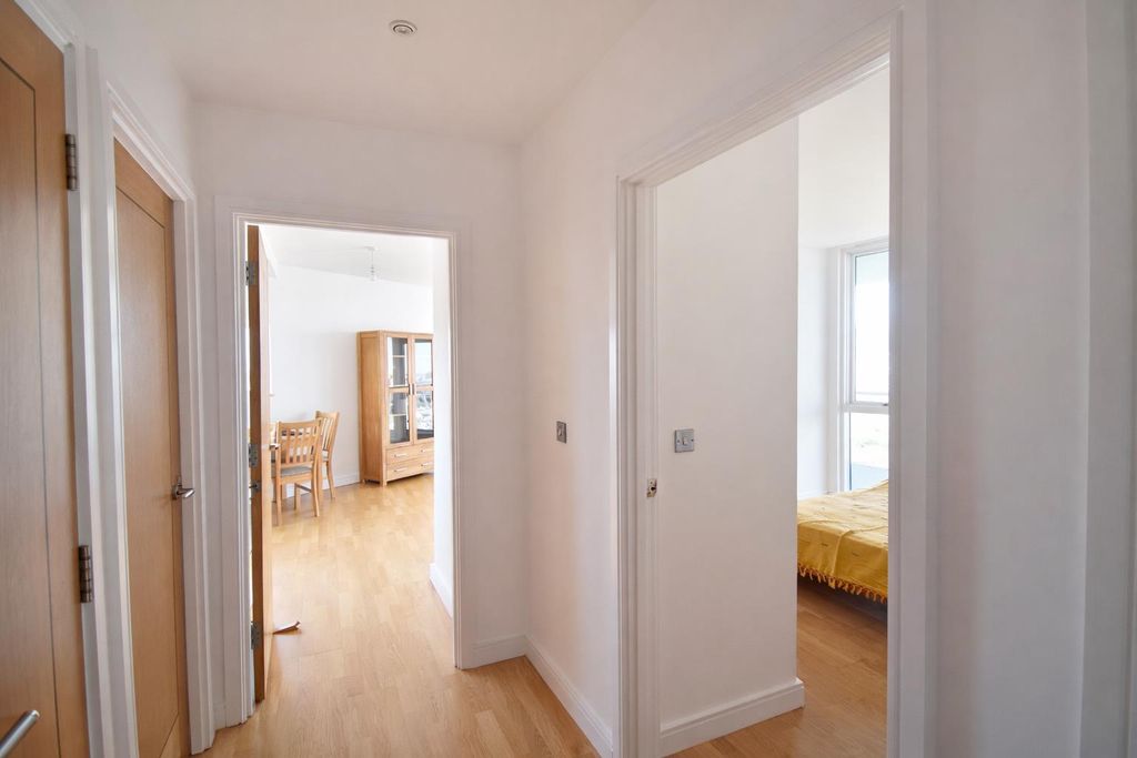 2 bed flat for saleThe Mirage, Portishead BS20 photo 4