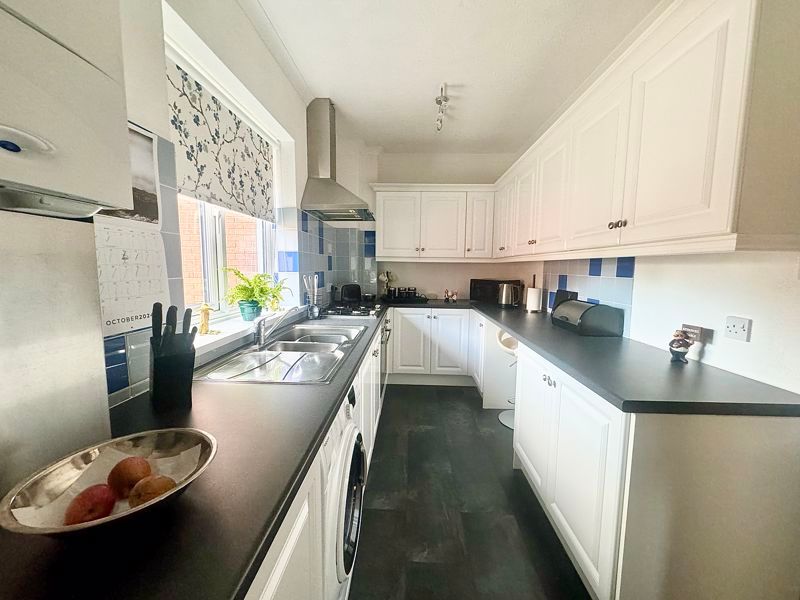 2 bed flat for saleGrosvenor Crescent, Grimsby DN32 photo 3