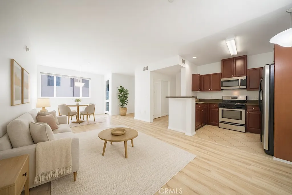 Additional image 3 of 13941 Sherman Way Unit 205, Van Nuys, CA 91405