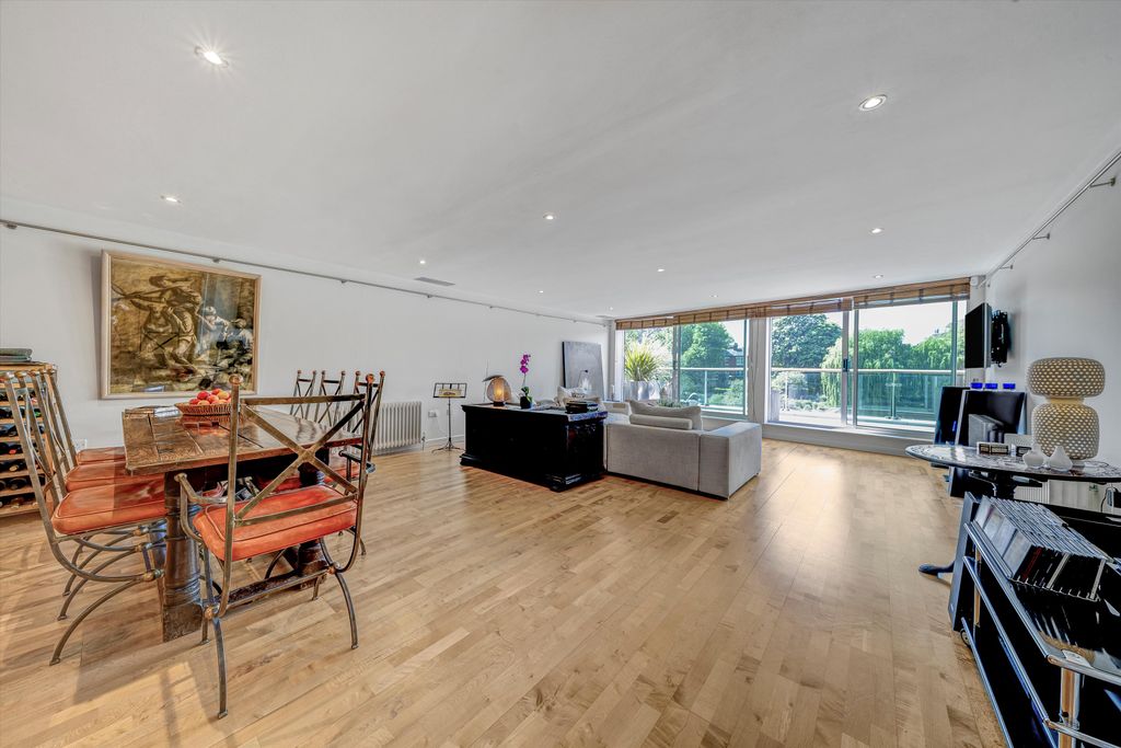 Additional image 3 of 3 bed flat for salePetersham Road, Richmond TW10