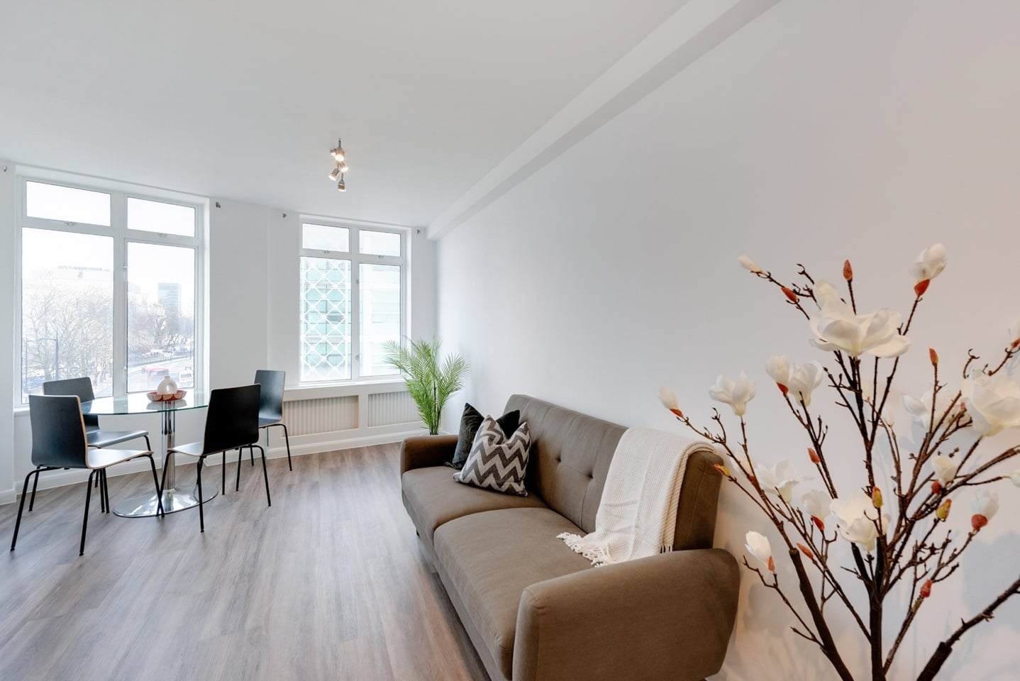 2 Bed Flat, Warren Court, NW1, N1 7GU