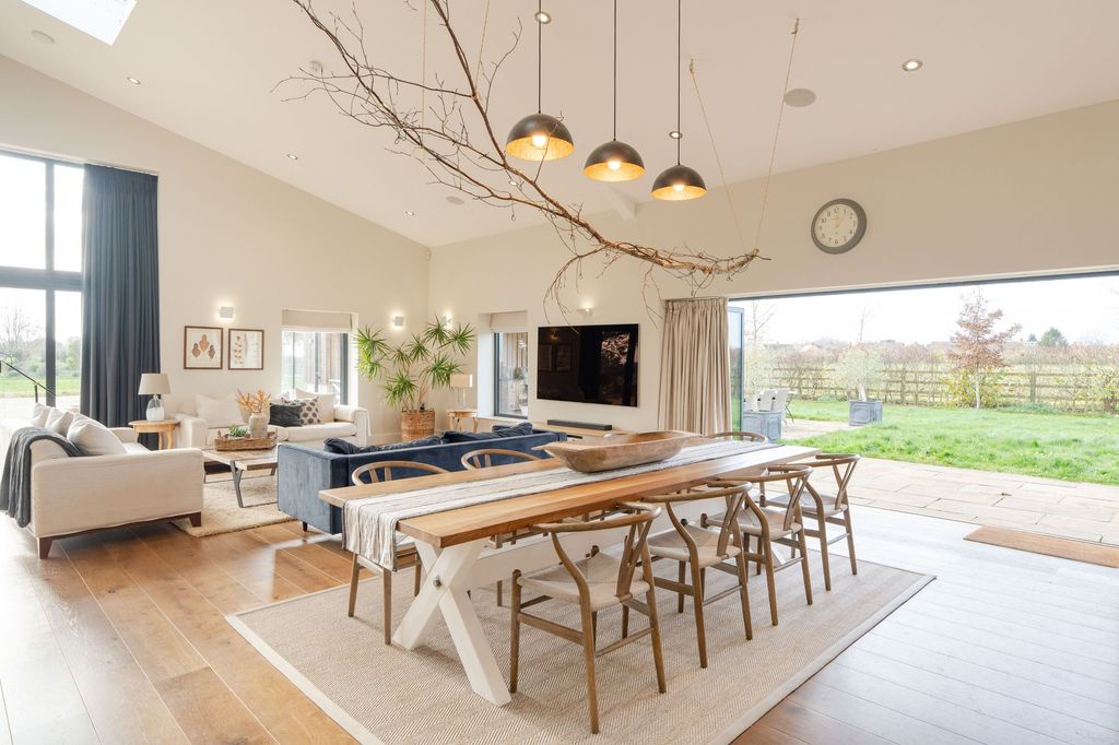 5 bed barn conversion for saleByfield NN11 photo 5