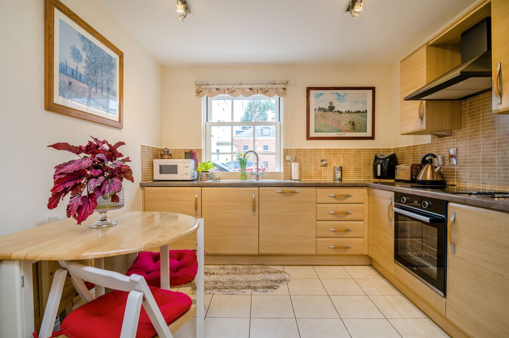 2 bed flat for saleThe Mount, Mount Way, Chepstow, Monmouthshire NP16 photo 2