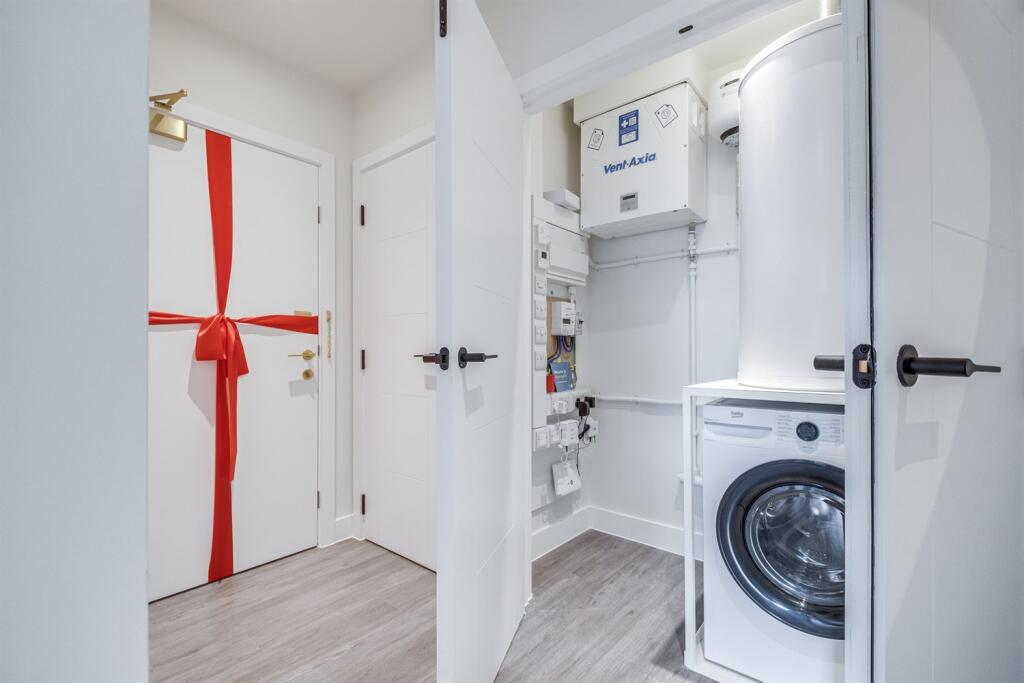 Additional image 17 of Belmont Wharf, Glasswater Locks, B4