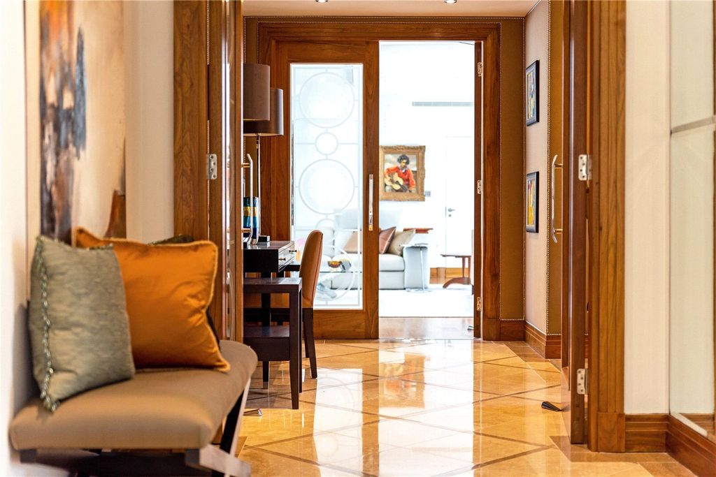 3 bed flat for saleCharters, Charters Road, Sunningdale, Ascot, Berkshire SL5 photo 4