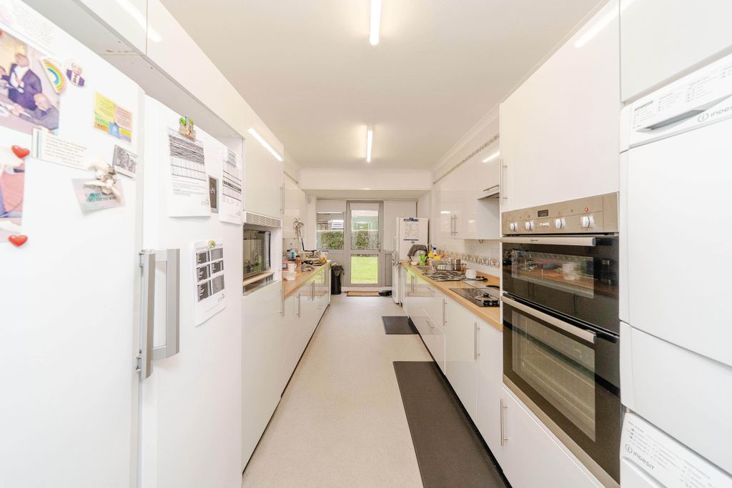 3 bed flat for salePetersham Place, Edgbaston B15 photo 2