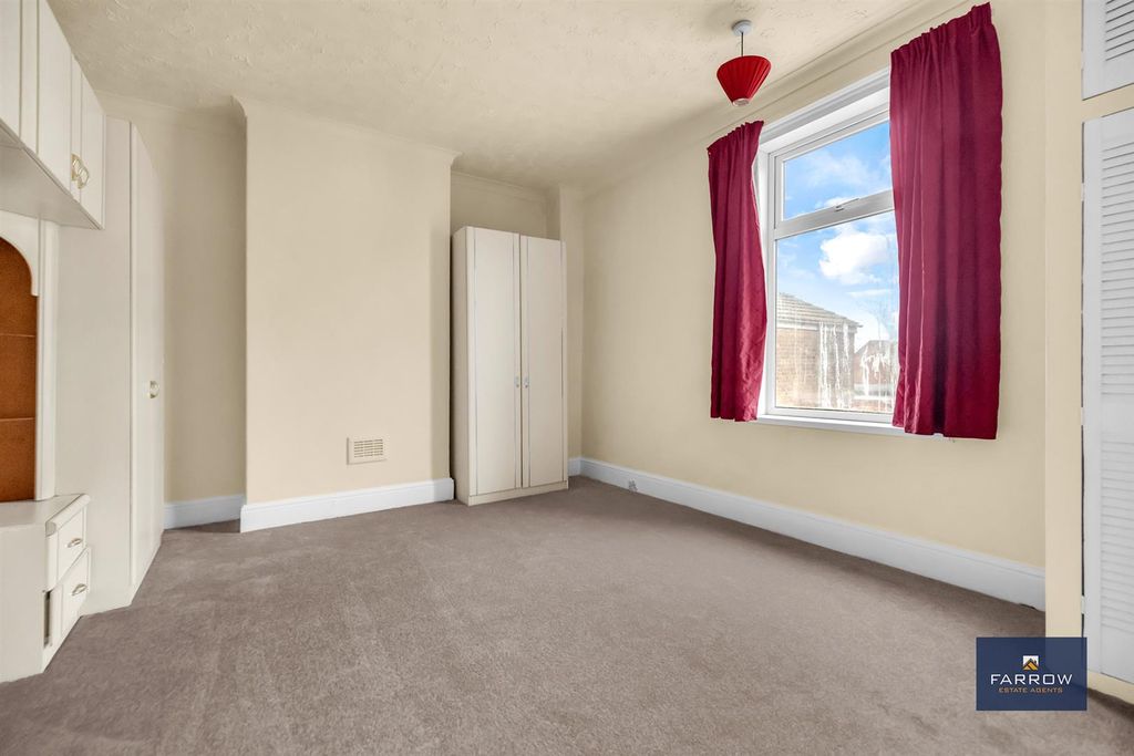 3 bed flat for salePark Street, Grimsby DN32 photo 4