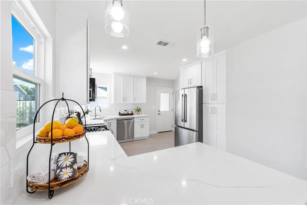 Additional image 83 of 406 Eton Dr, Burbank, CA 91504