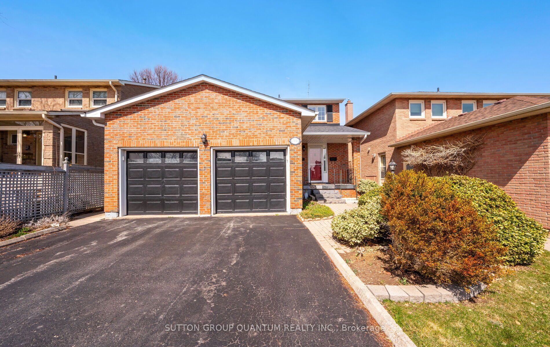 2113 Folkway Drive, Mississauga, ON, L5L 3G3