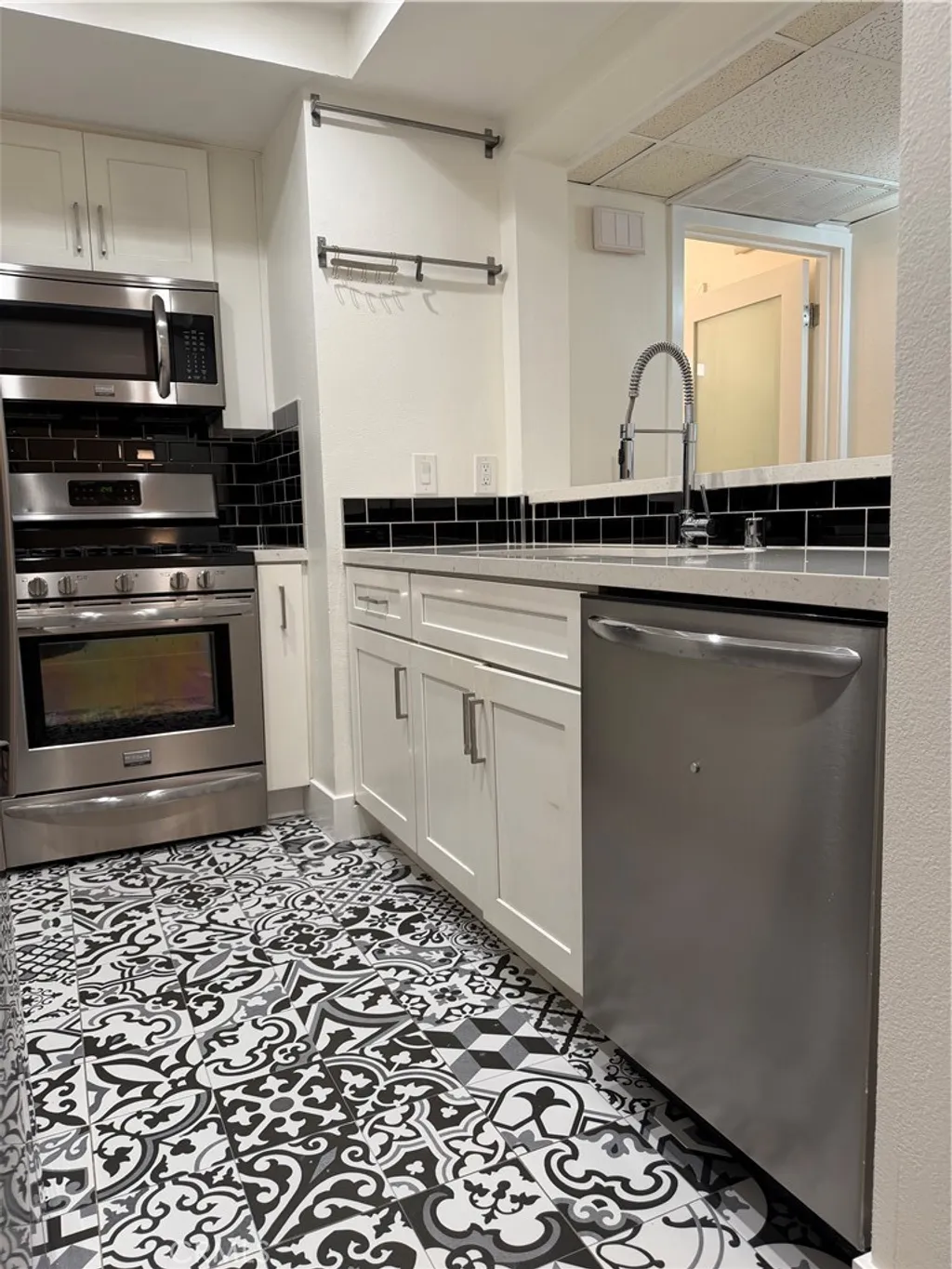 Additional image 10 of 6275 Canoga Avenue Unit 62, Woodland Hills, CA 91367